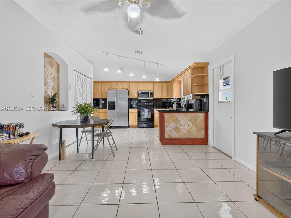 En Venta: $629,900 (3 camas, 2 baños, 1637 Pies cuadrados)