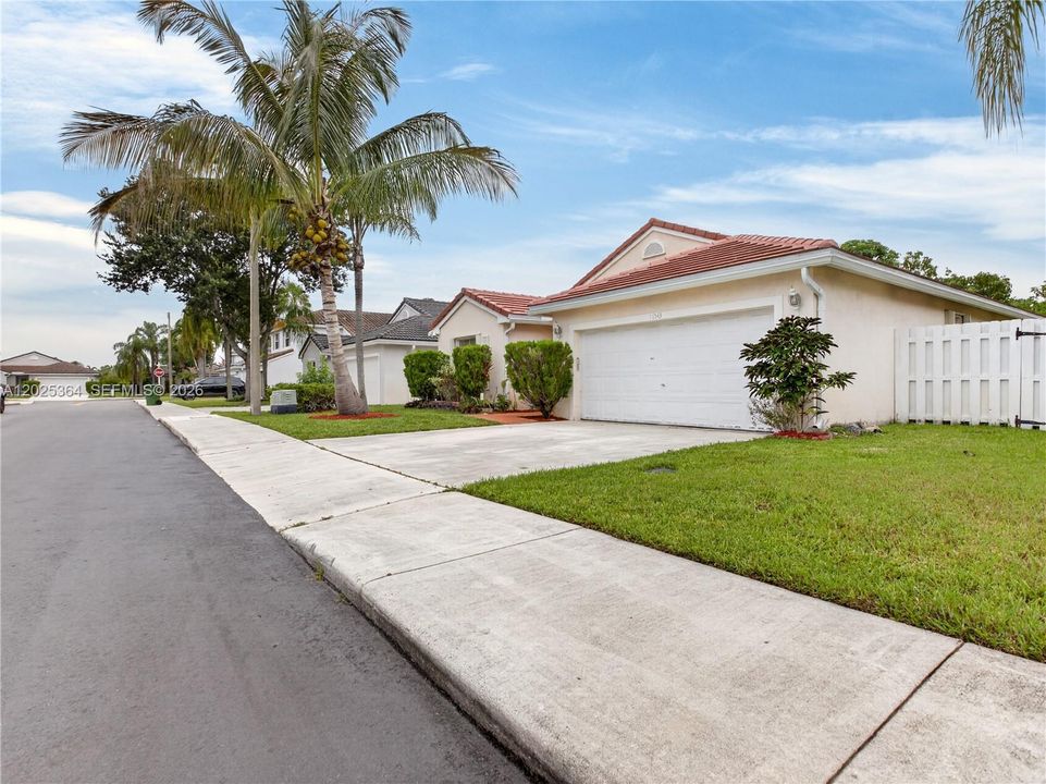 En Venta: $629,900 (3 camas, 2 baños, 1637 Pies cuadrados)