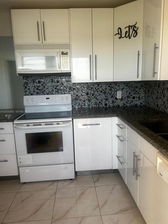 Activo con contrato: $2,200 (2 camas, 2 baños, 1093 Pies cuadrados)