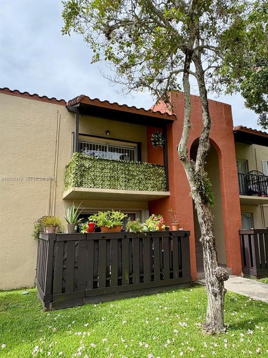 For Rent: $2,100 (2 beds, 1 baths, 840 Square Feet)