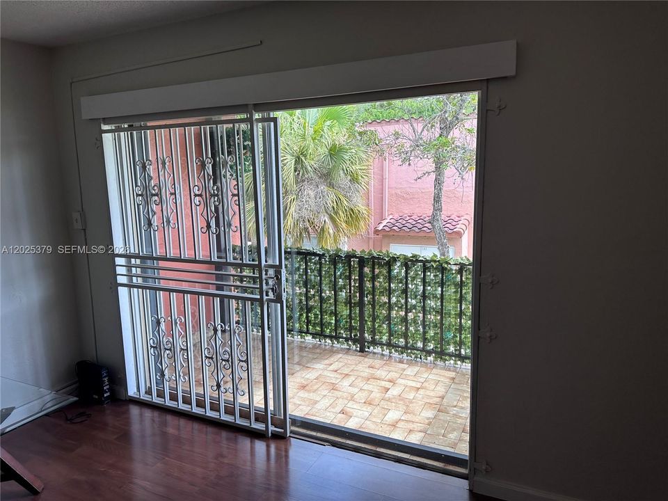 For Rent: $2,100 (2 beds, 1 baths, 840 Square Feet)