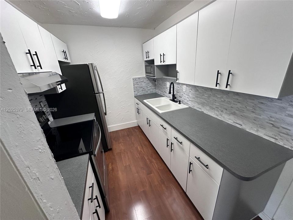 For Rent: $2,100 (2 beds, 1 baths, 840 Square Feet)