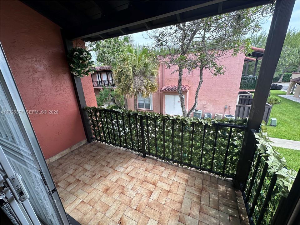 For Rent: $2,100 (2 beds, 1 baths, 840 Square Feet)