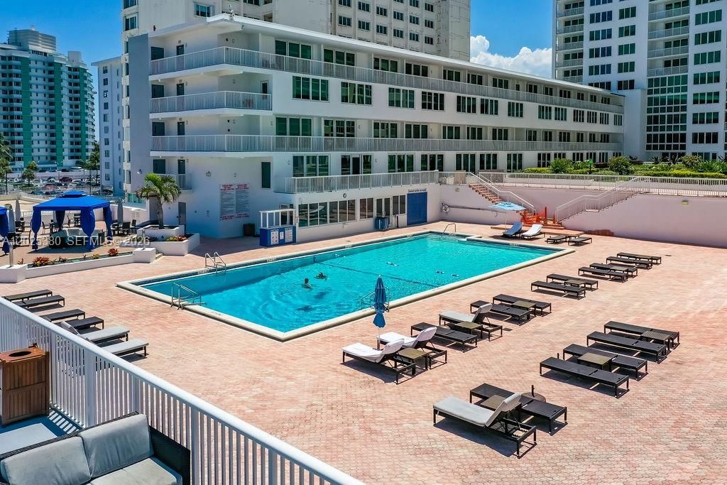 For Rent: $4,500 (2 beds, 2 baths, 1050 Square Feet)