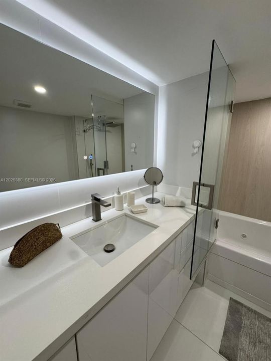 For Rent: $4,500 (2 beds, 2 baths, 1050 Square Feet)
