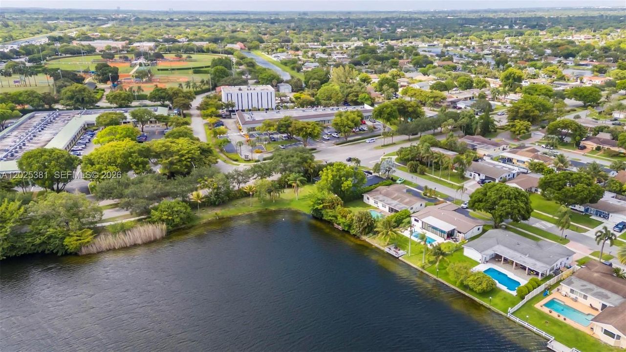 На продажу: $685,000 (4 спален, 2 ванн, 1966 Квадратных фут)