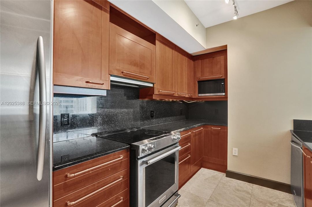 For Sale: $849,900 (2 beds, 2 baths, 1161 Square Feet)