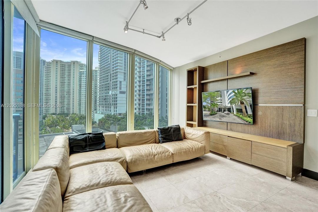 For Sale: $849,900 (2 beds, 2 baths, 1161 Square Feet)