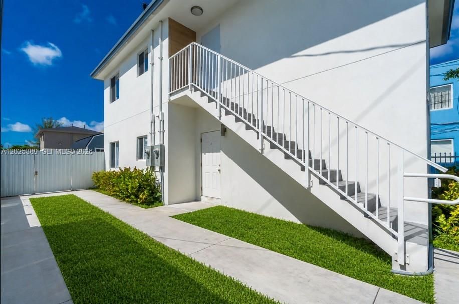 For Rent: $2,900 (3 beds, 2 baths, 1962 Square Feet)