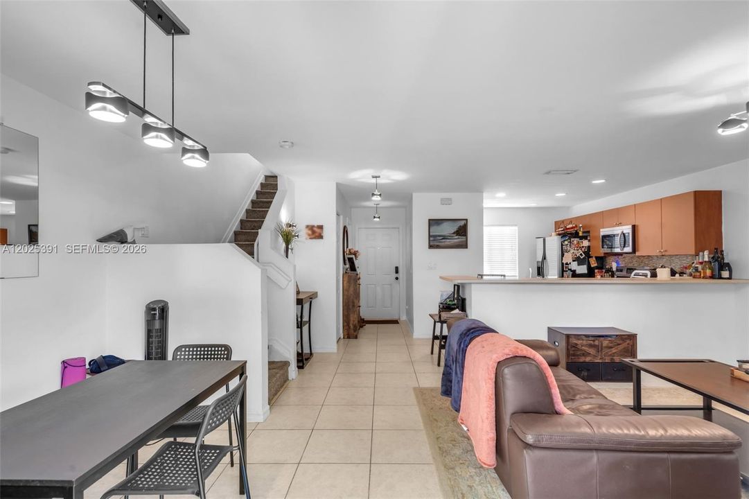 Active With Contract: $2,500 (2 beds, 2 baths, 1100 Square Feet)
