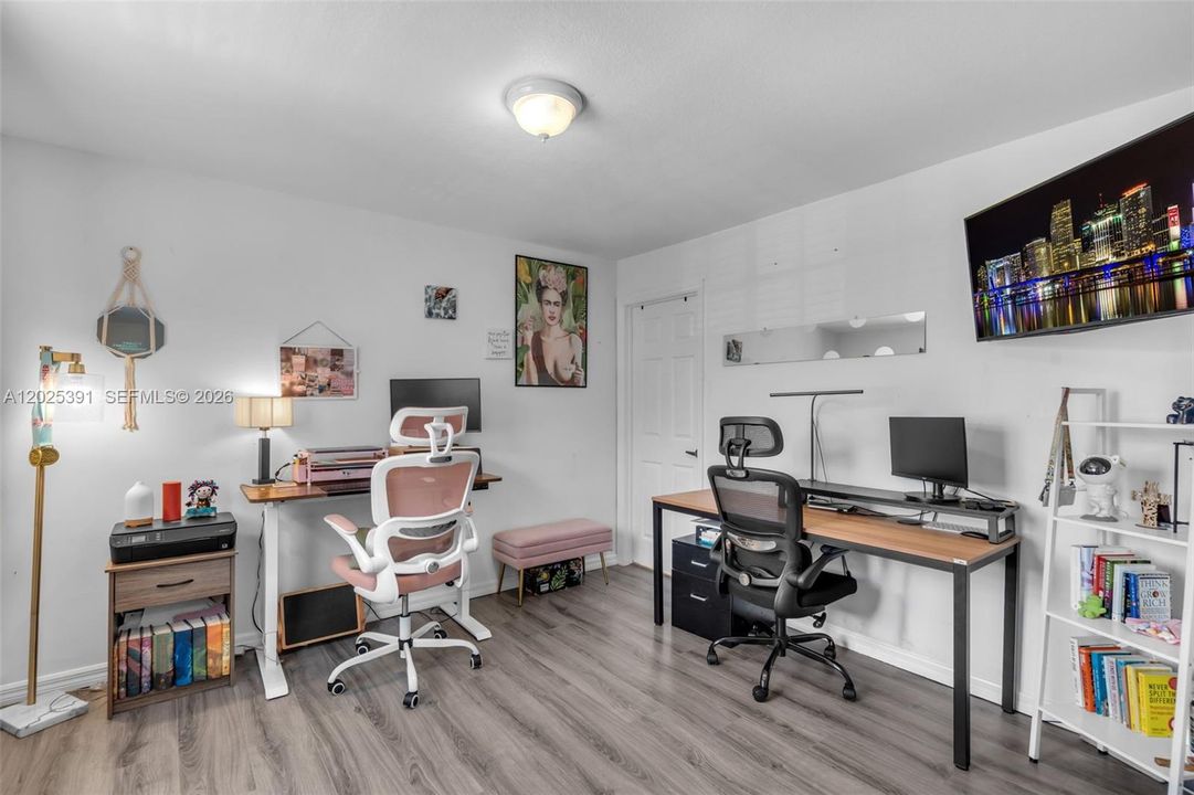 Active With Contract: $2,500 (2 beds, 2 baths, 1100 Square Feet)