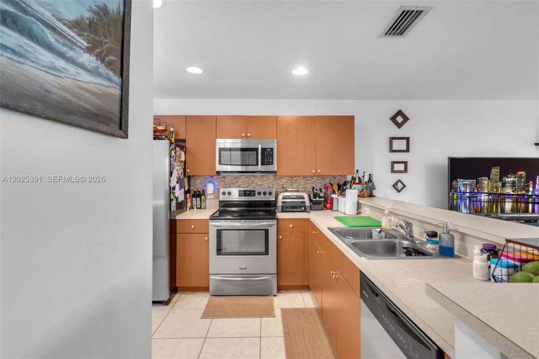 Active With Contract: $2,500 (2 beds, 2 baths, 1100 Square Feet)