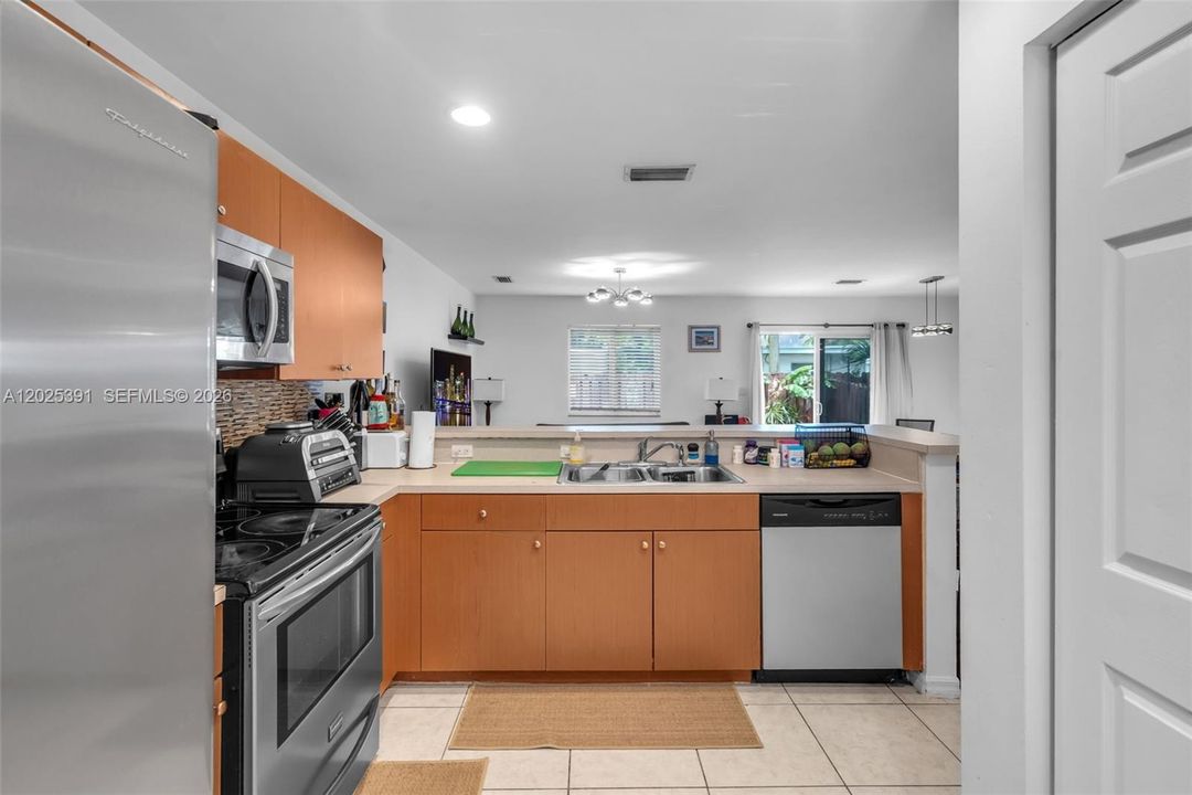 Active With Contract: $2,500 (2 beds, 2 baths, 1100 Square Feet)