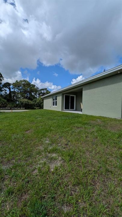 For Rent: $2,300 (3 beds, 2 baths, 1472 Square Feet)