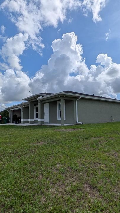 For Rent: $2,300 (3 beds, 2 baths, 1472 Square Feet)