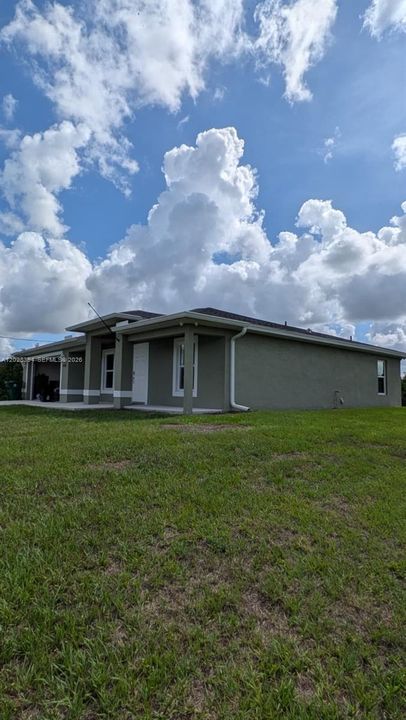 For Rent: $2,300 (3 beds, 2 baths, 1472 Square Feet)