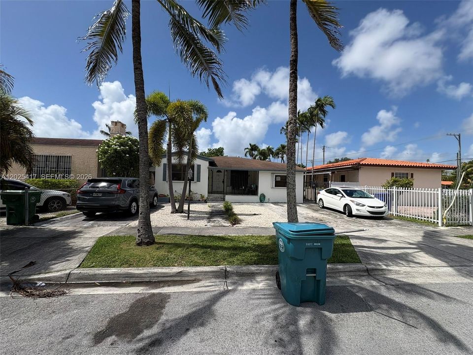 For Sale: $900,000 (3 beds, 2 baths, 1790 Square Feet)