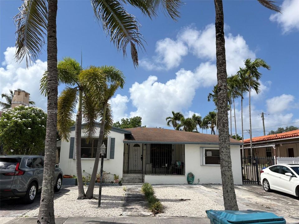 For Sale: $900,000 (3 beds, 2 baths, 1790 Square Feet)