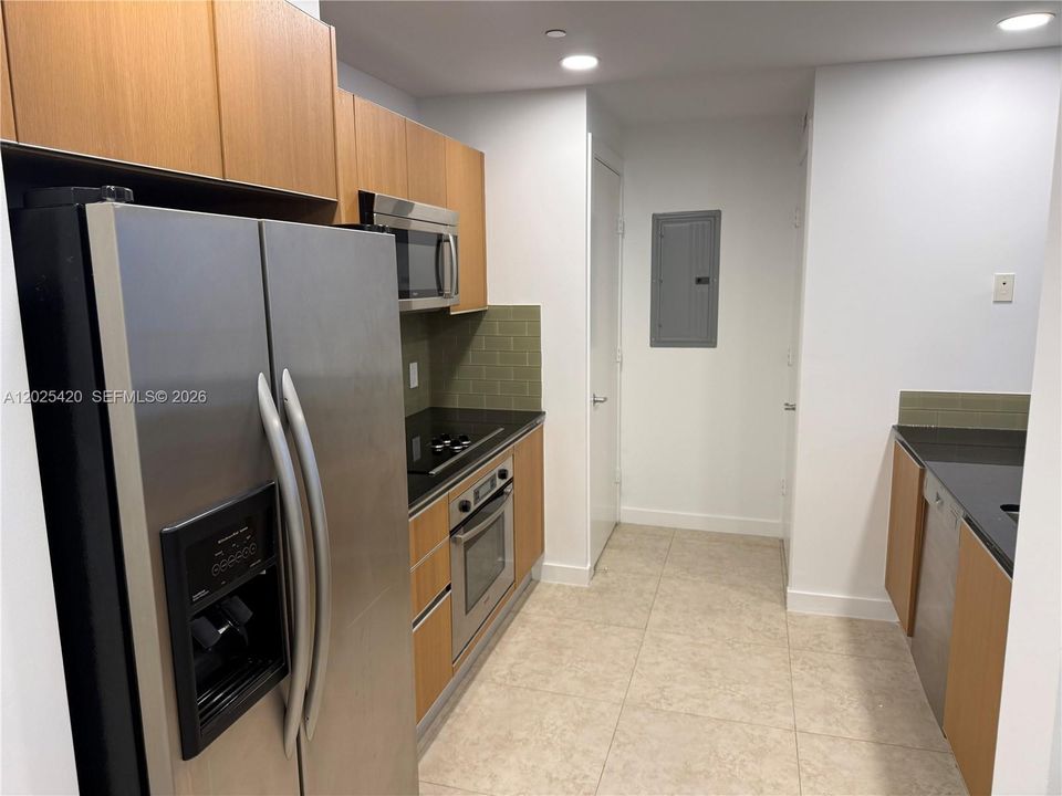 For Rent: $2,950 (1 beds, 1 baths, 843 Square Feet)