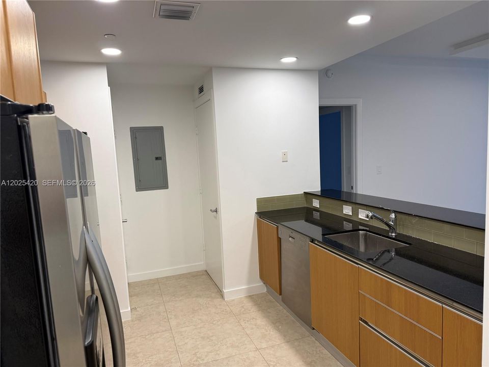 For Rent: $2,950 (1 beds, 1 baths, 843 Square Feet)