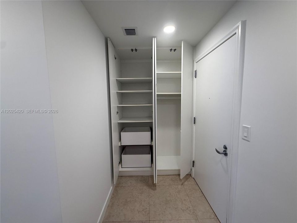 For Rent: $2,950 (1 beds, 1 baths, 843 Square Feet)