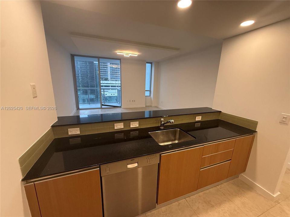 For Rent: $2,950 (1 beds, 1 baths, 843 Square Feet)
