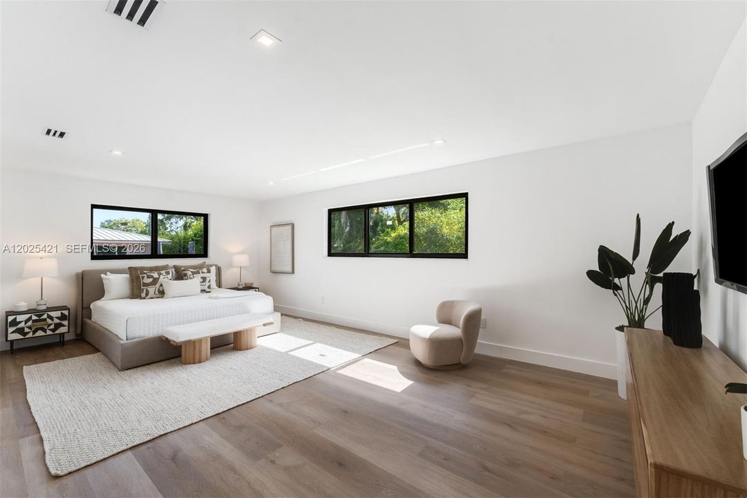 For Sale: $2,350,000 (5 beds, 3 baths, 3650 Square Feet)