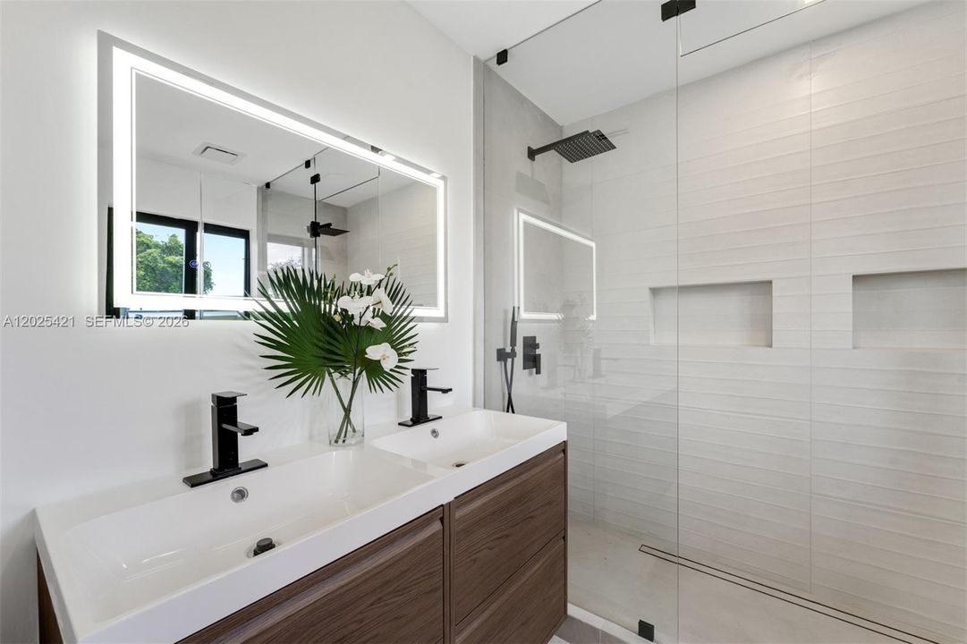 For Sale: $2,350,000 (5 beds, 3 baths, 3650 Square Feet)