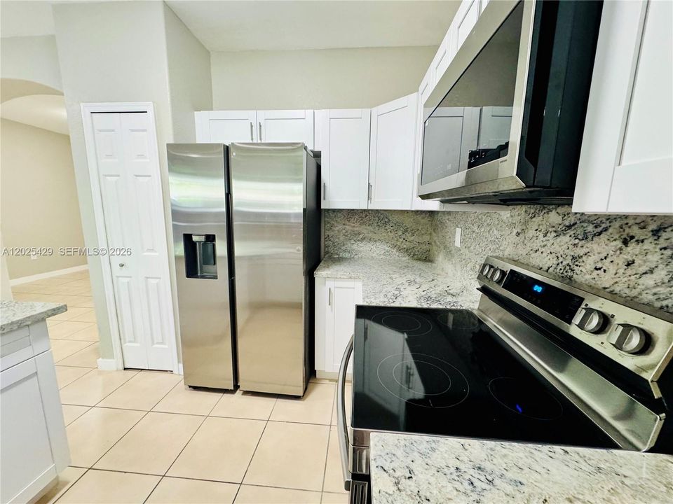 На продажу: $299,900 (3 спален, 2 ванн, 1302 Квадратных фут)