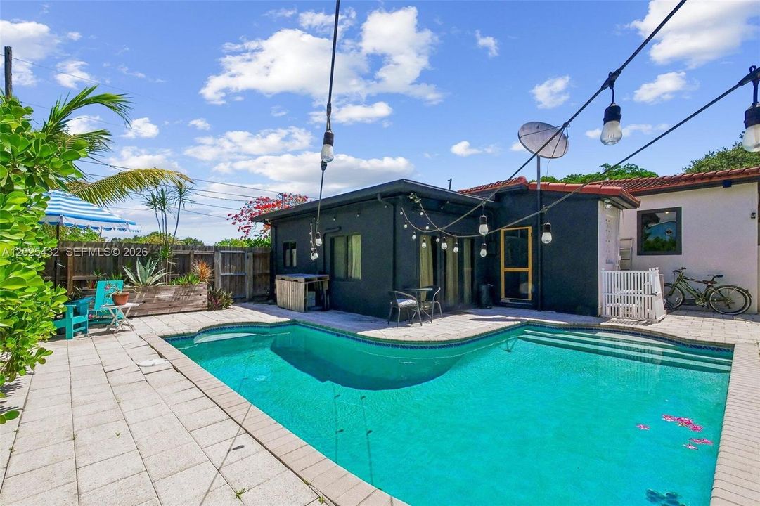Active With Contract: $595,000 (3 beds, 2 baths, 1407 Square Feet)