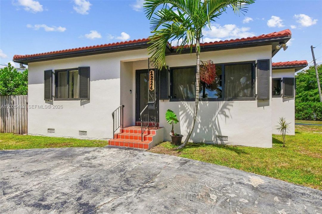 Active With Contract: $595,000 (3 beds, 2 baths, 1407 Square Feet)