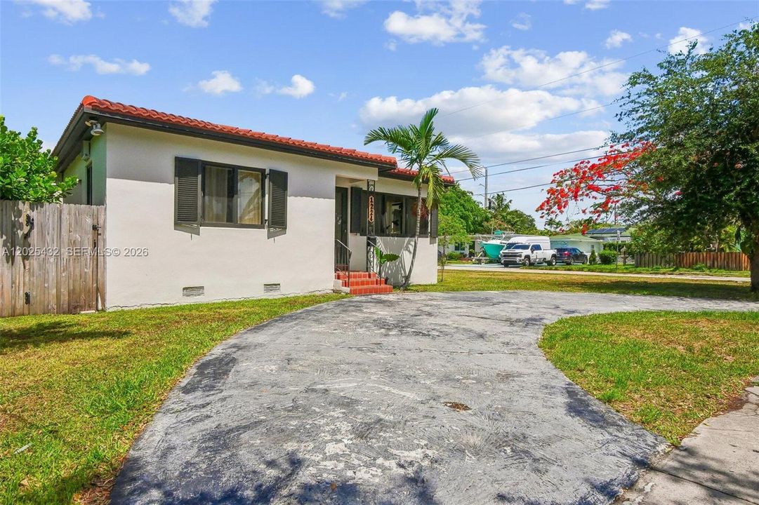 Active With Contract: $595,000 (3 beds, 2 baths, 1407 Square Feet)