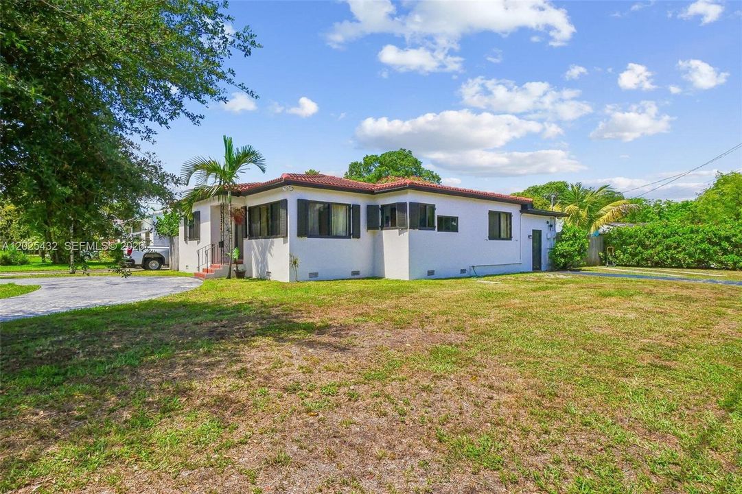 Active With Contract: $595,000 (3 beds, 2 baths, 1407 Square Feet)