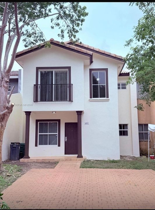 En Renta: $2,300 (3 camas, 2 baños, 1600 Pies cuadrados)