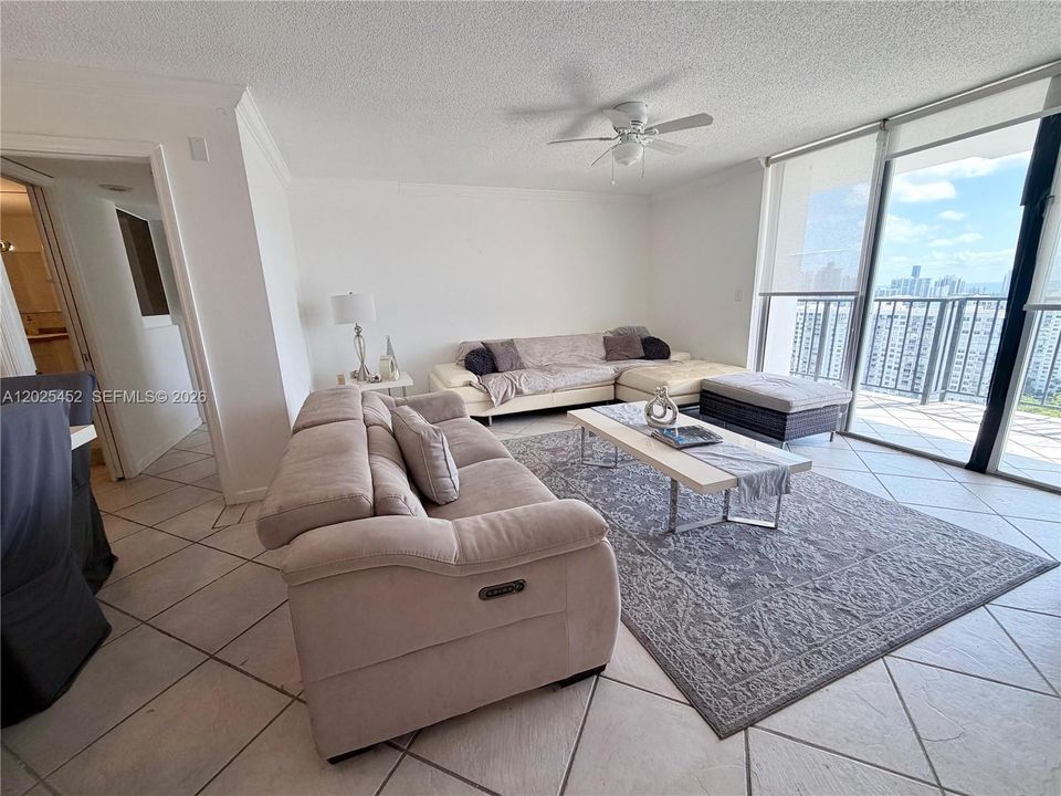 For Rent: $2,700 (2 beds, 2 baths, 1073 Square Feet)