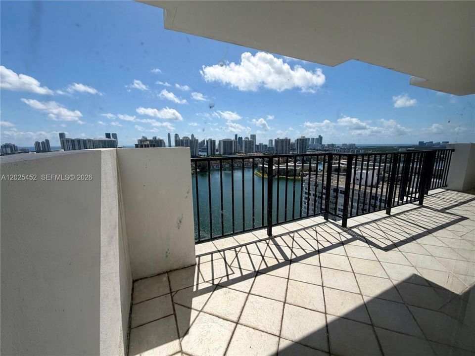 For Rent: $2,700 (2 beds, 2 baths, 1073 Square Feet)