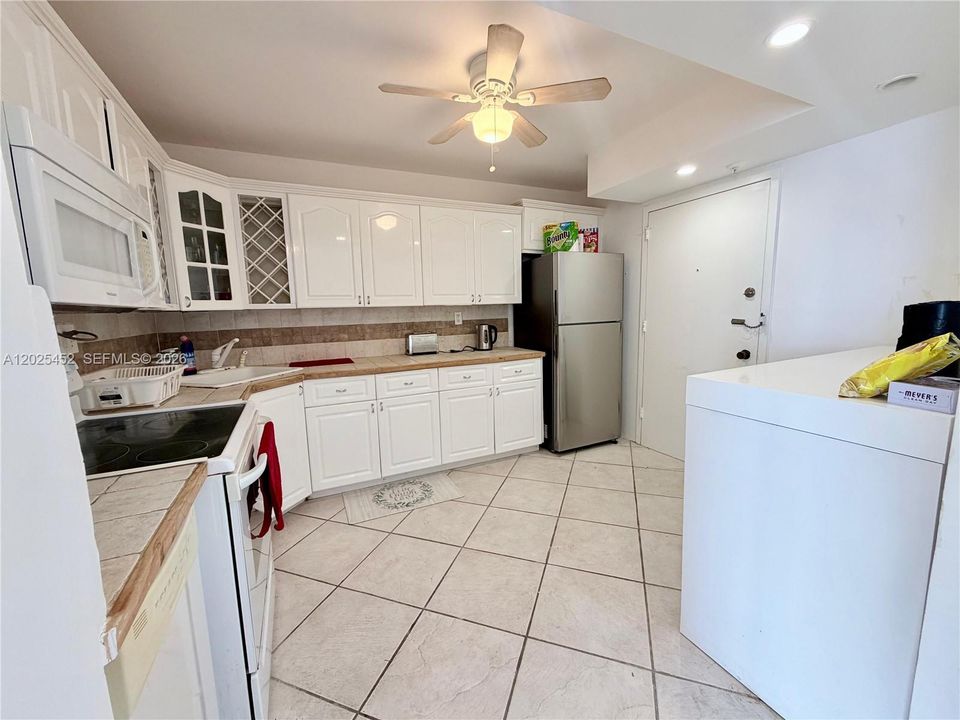 For Rent: $2,700 (2 beds, 2 baths, 1073 Square Feet)