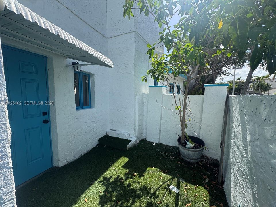 For Rent: $3,000 (3 beds, 2 baths, 1800 Square Feet)