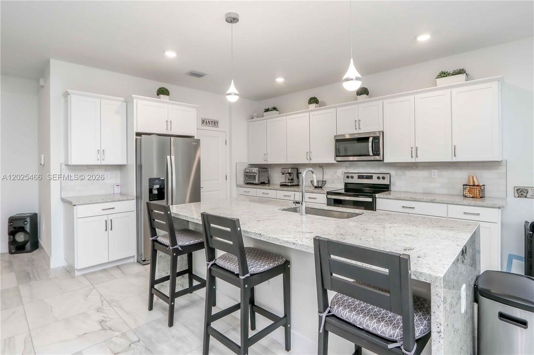 En Venta: $925,000 (4 camas, 3 baños, 0 Pies cuadrados)