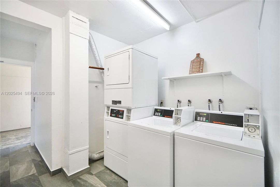 For Sale: $300,000 (2 beds, 2 baths, 1115 Square Feet)
