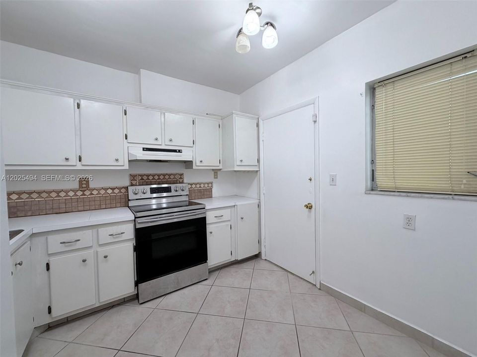 For Sale: $300,000 (2 beds, 2 baths, 1115 Square Feet)