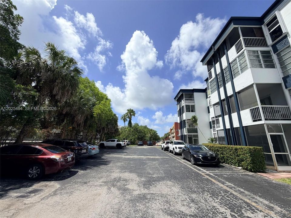 For Sale: $300,000 (2 beds, 2 baths, 1115 Square Feet)