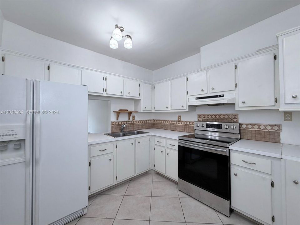 For Sale: $300,000 (2 beds, 2 baths, 1115 Square Feet)