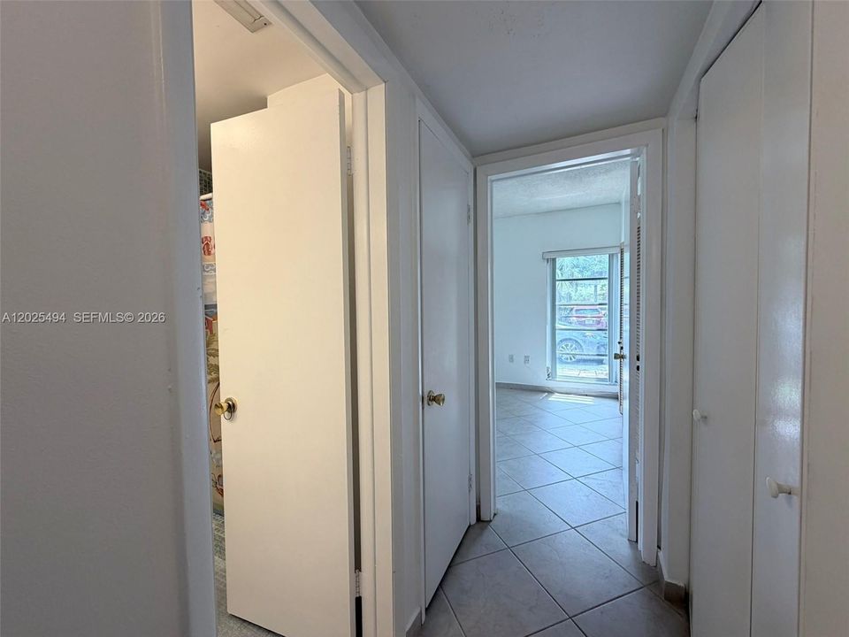 For Sale: $300,000 (2 beds, 2 baths, 1115 Square Feet)
