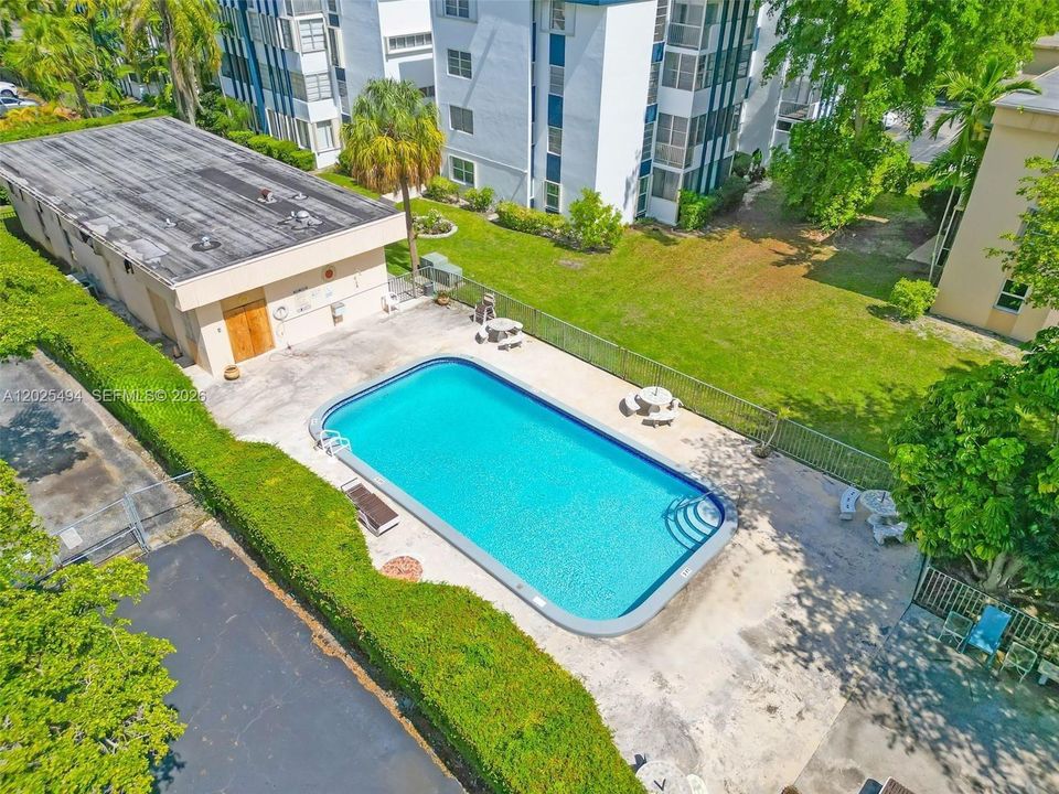 For Sale: $300,000 (2 beds, 2 baths, 1115 Square Feet)