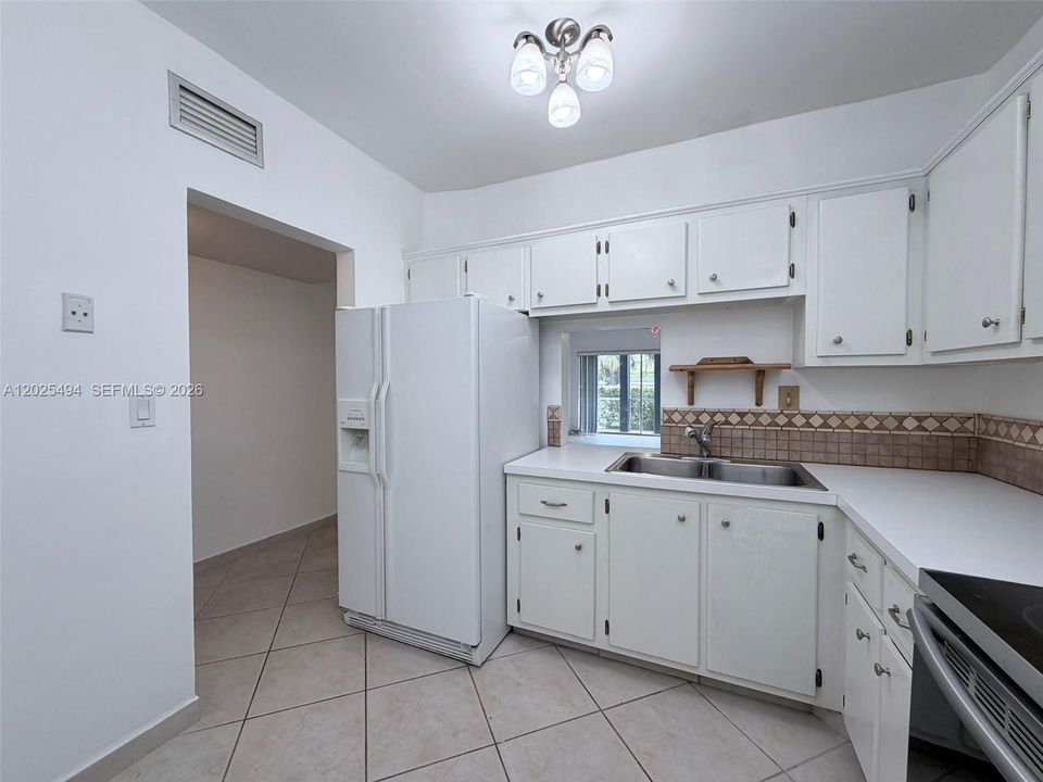 For Sale: $300,000 (2 beds, 2 baths, 1115 Square Feet)