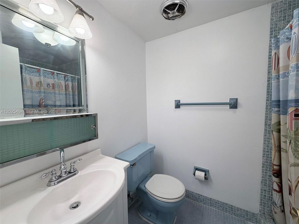 For Sale: $300,000 (2 beds, 2 baths, 1115 Square Feet)