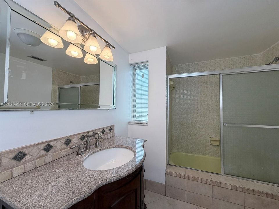 For Sale: $300,000 (2 beds, 2 baths, 1115 Square Feet)