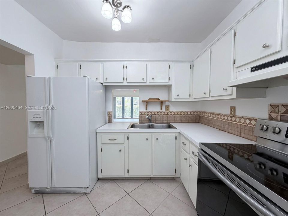 For Sale: $300,000 (2 beds, 2 baths, 1115 Square Feet)