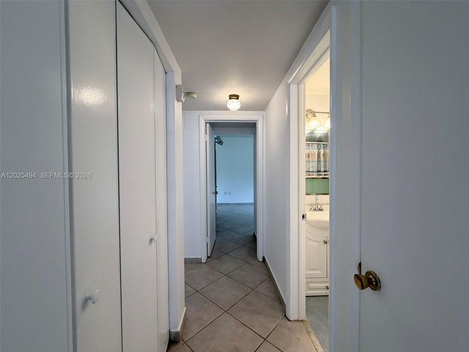For Sale: $300,000 (2 beds, 2 baths, 1115 Square Feet)